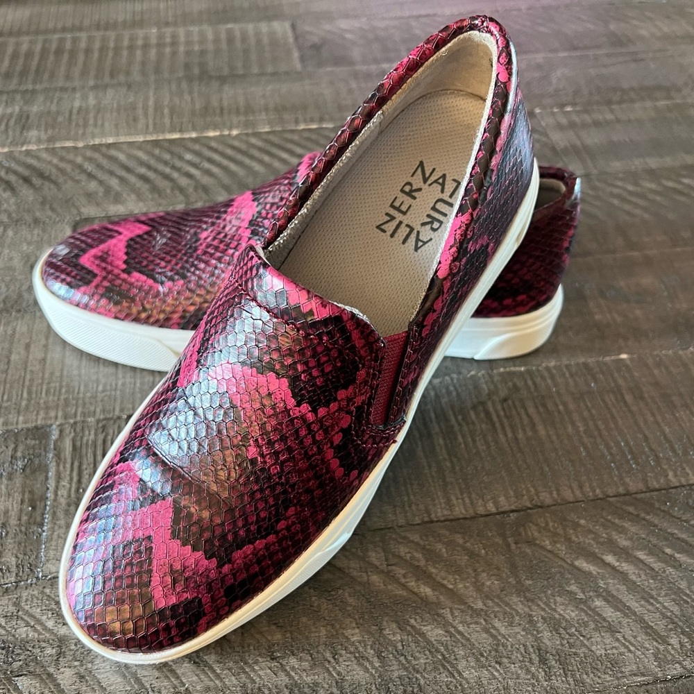 Naturalizer slip on canvas shoes, size 6